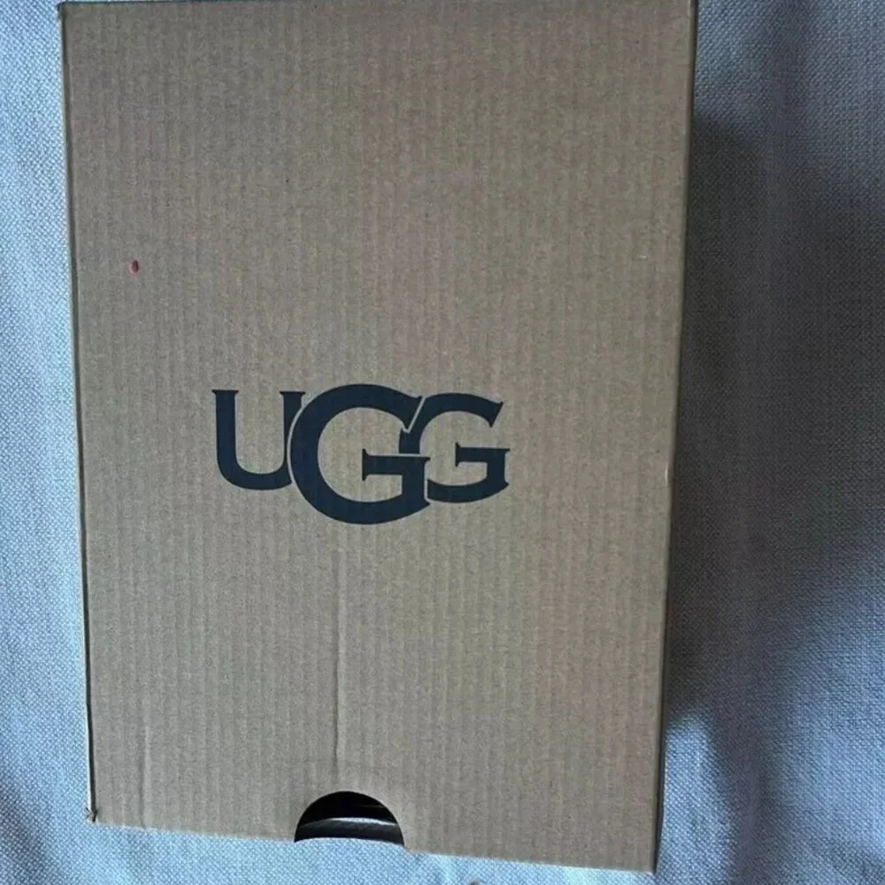 Ugg boots Toddler Hamden II size US 7 box included, used on small child for fall